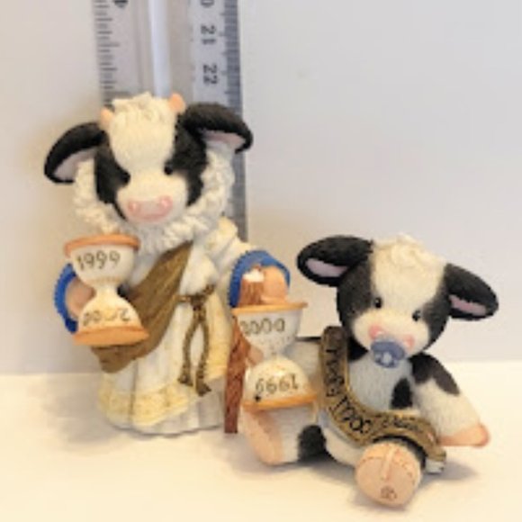Vintage 1998 Mary’s Moo Moo’s Cow Figurine Millennium Edition “Hoofy New Year“ - Picture 1 of 5